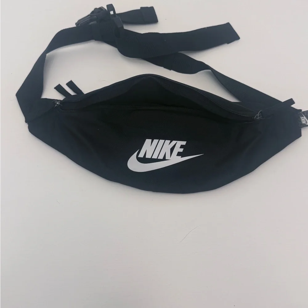 Nike Black Waist Pack Fanny Pack Crossbody Bag White Swoosh Adjustable Belt